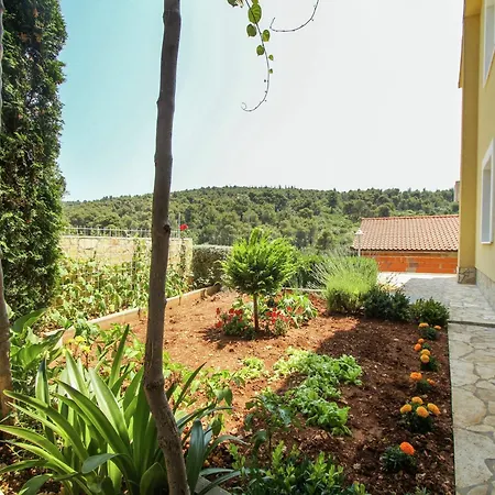 Boutique With Garden In Apartment Trogir