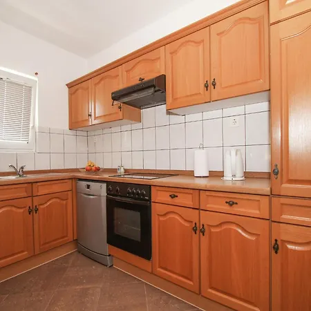 Boutique With Garden In Apartment *