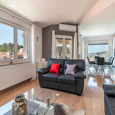 Boutique With Garden In Apartment