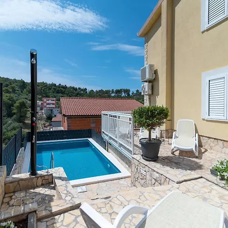 Apartment Boutique With Garden In