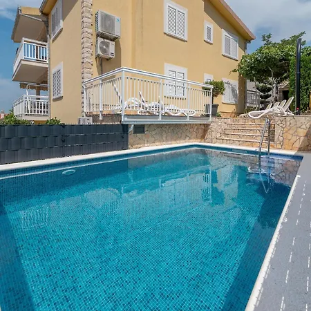Boutique With Garden In Apartment *